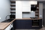Черно белая кухня с деревянной столешницей, фото гарнитура сложной формы