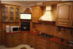 Фото кухни с патинированными фасадами и сложной фрезеровкой