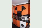 Оранжевая кухня модерн с гнутыми фасадами