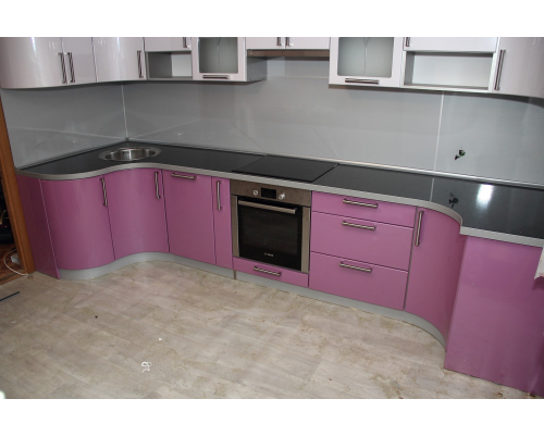 Сиреневая глянцевая кухня плюс белый и черный цвет, фото после установки
