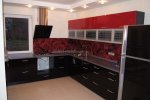 Большая акриловая кухня с черными и красными фасадами