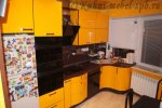Фотография яркой пластиковой желтой кухни в сочетании с венге