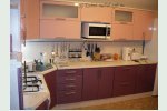 Кухня -фиолетовый и розовый металлик, с барной стойкой, в стиле модерн