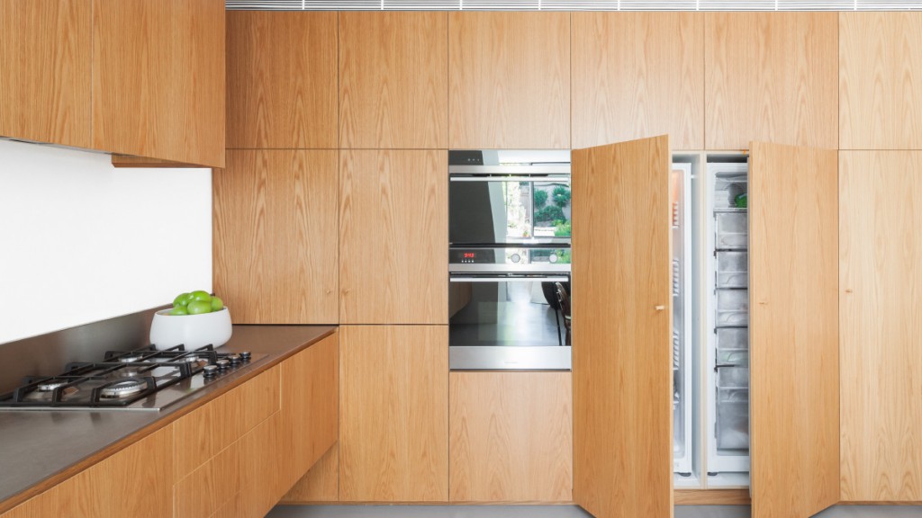 Система-механизм холодильник встроенный в кухне без ручек 